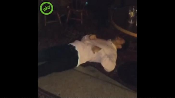 Man verliest drinkwedstrijd van meisje en gaat KO Man verliest drinkwedstrijd van meisje en gaat KO